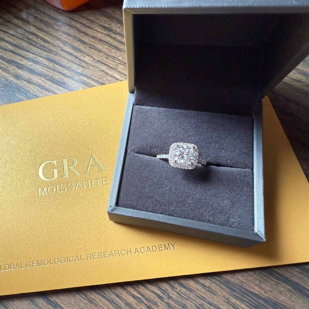 Moissanite ring s925 Size 7 2CT